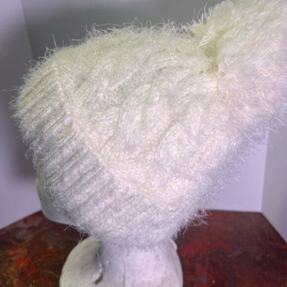 Calvin Klein Women's‎ Cream Fuzzy Pom Pom Winter Beanie Hat - Picture 4 of 6